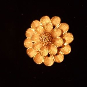 🛍️ 2/$6 🛍️ Vintage gold color flower brooch